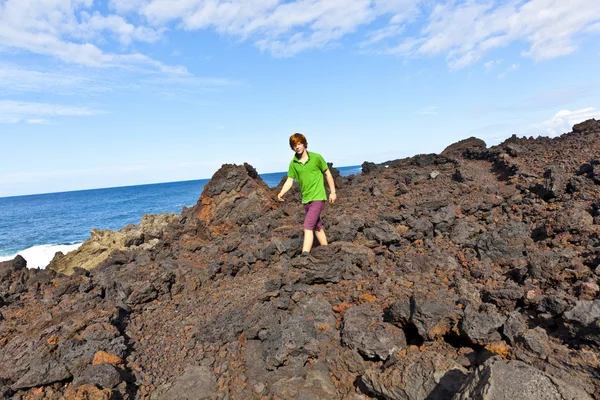 Fiú vulkanikus területen séta — Stock Fotó