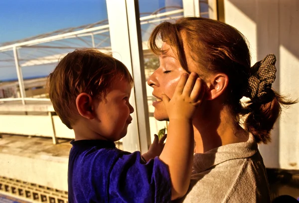 Jonge jongen is zijn moeder knuffelen — Stockfoto