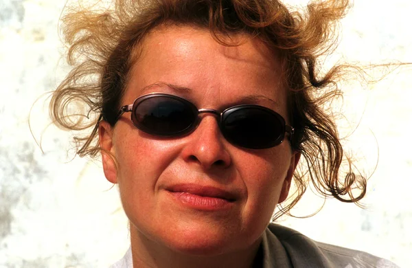 Hermosa mujer con pelo rojo y gafas de sol — Foto de Stock