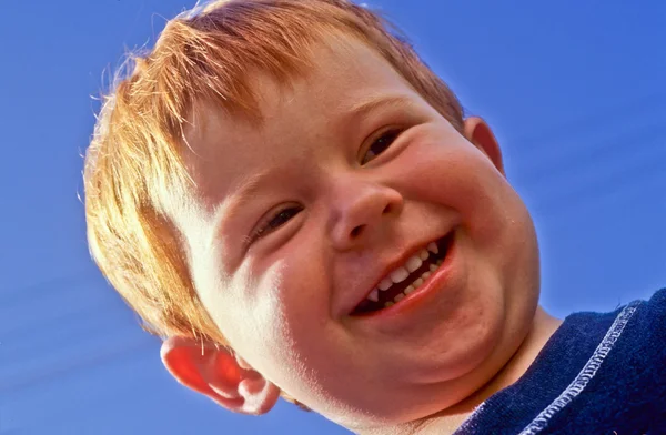 Милый счастливый смеющийся мальчик — стоковое фото