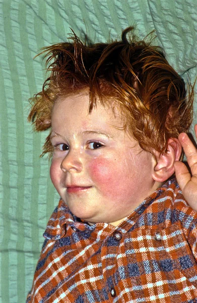 Πορτρέτο της νεαρό αγόρι που βρίσκεται σε μια κουβέρτα — Φωτογραφία Αρχείου