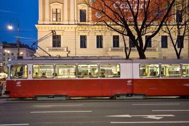 Viyana 'da eski kırmızı tramvay gece boyunca birinci bölgede