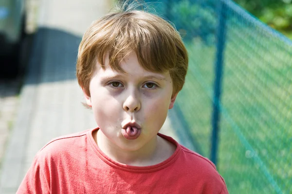 Chlapec ukazuje jeho jazyk — Stock fotografie
