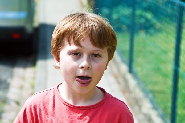 Pojke visar sin tunga — Stockfoto