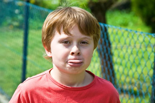 Chłopak pokazuje jego języka — Zdjęcie stockowe
