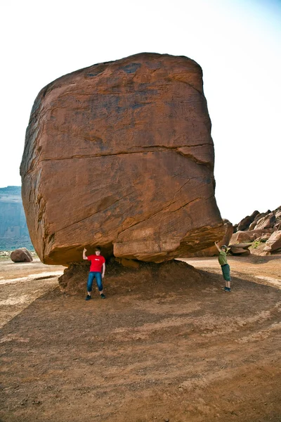 Monument valley, kind heeft plezier door simulatings om te dragen een grote roc — Stockfoto