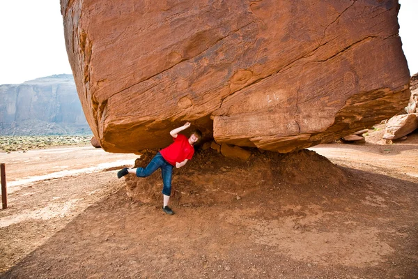 Monument valley, çocuk eğlence simulatings tarafından büyük bir roc taşımak için var — Stok fotoğraf