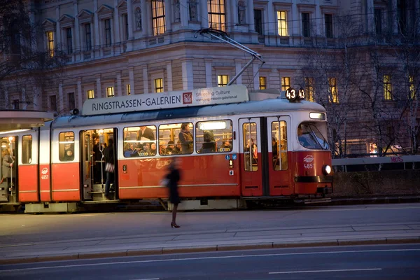 Red old trolley car in Vienna in the first District by night — Stock Photo, Image