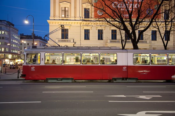 Röd gammal vagn i Wien i första distriktet på natten — Stockfoto