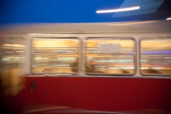 Rød, gammel vogn i Wien i første distrikt om natten. – stockfoto