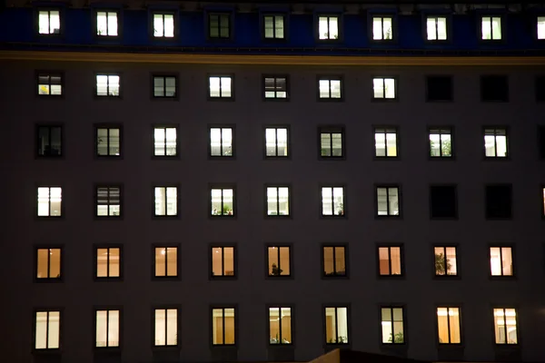 Ventanas de una casa de negocios con luz por la noche — Foto de Stock