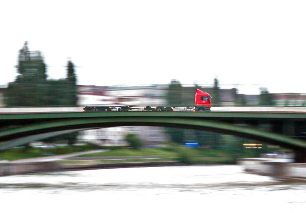 Грузовик с высокой скоростью пересекает мост в центре города — стоковое фото