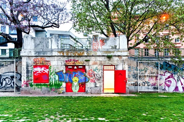 Opplyst toalett ved bredden av Donau i Wien – stockfoto