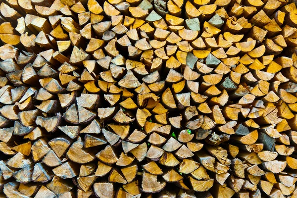 Firewood is stapled outside — Stock Photo, Image