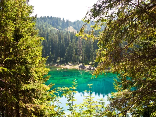 Idealnie jasny jezioro szmaragdowe — Zdjęcie stockowe