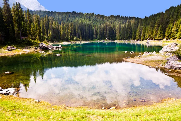Sjön i Dolomiterna — Stockfoto
