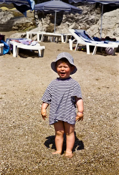 Ung pojke vid stranden i skjorta — Stockfoto