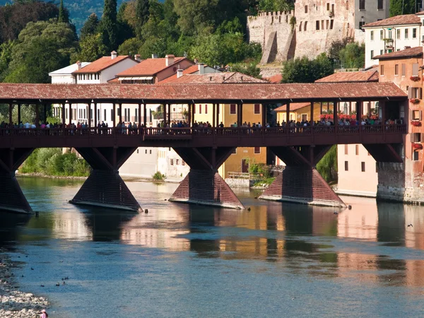 A velha ponte de madeira atravessa o rio brenta no mal romântico — Fotografia de Stock