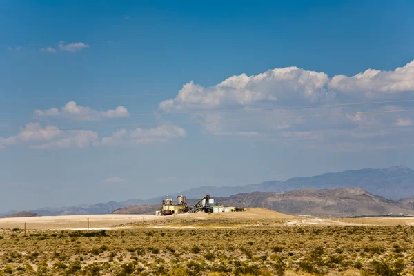 Régi bórax gyár a sivatagban, halál-völgy elágazás közelében — Stock Fotó