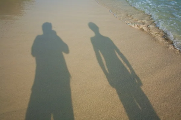 아버지와 아들에 게 해변의 그림자 — 스톡 사진