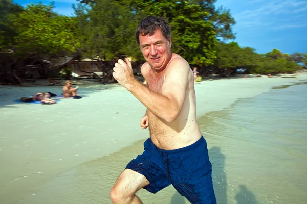 El hombre corre por la hermosa playa — Foto de Stock