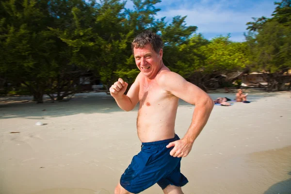 Man is running along the beautiful beach — Stock Photo, Image