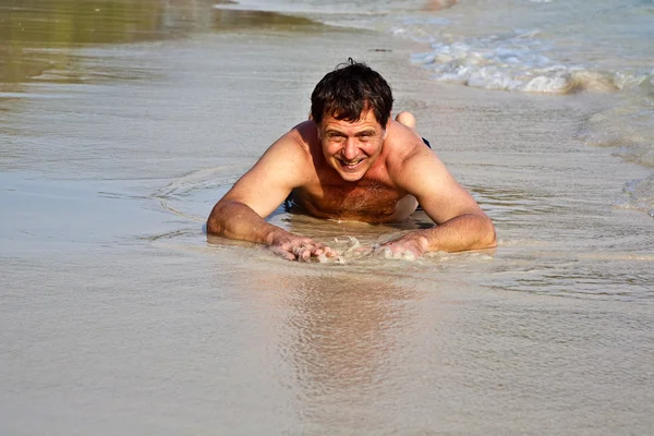 A tengerparton fekvő ember — Stock Fotó