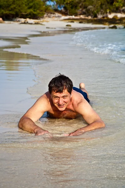 Plajda yatan adam — Stok fotoğraf