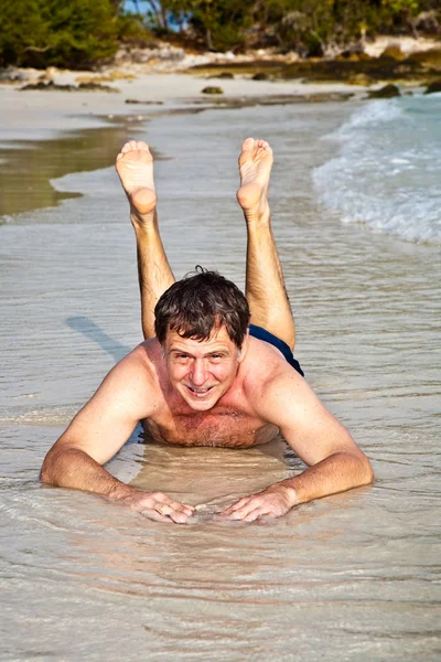 Mann liegt am Strand — Stockfoto