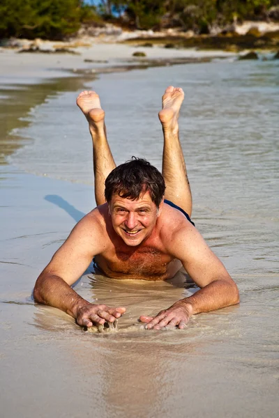 Homme allongé sur la plage — Photo
