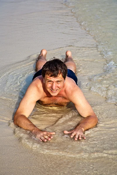 남자는 해변에 누워 — 스톡 사진