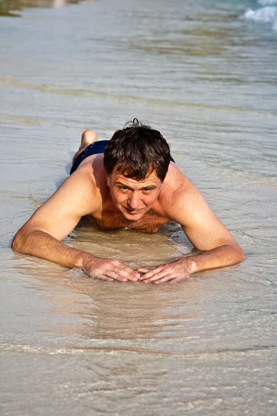 ビーチで横になっている男 — ストック写真