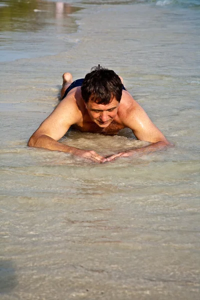 Hombre acostado en la playa —  Fotos de Stock