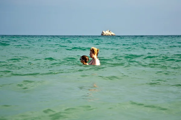 Mujer con el pelo rojo y el hijo están disfrutando de la hermosa agua caliente en el cl —  Fotos de Stock