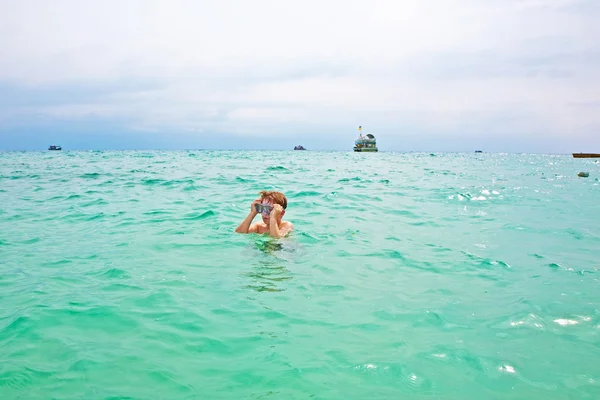 Genç çocuk güzel denizde sörf tahtası üzerinde sürme seviyor — Stok fotoğraf