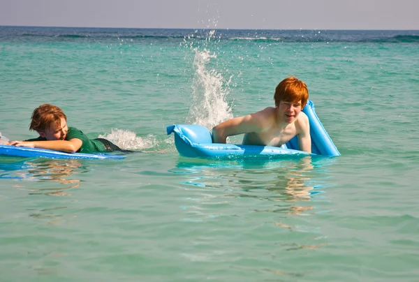 Діти плавають і використовують повітряну сукню для відпочинку на чистому місці — стокове фото
