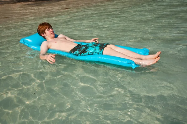 男孩为明确海上放宽使用空气床垫 — 图库照片