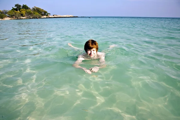 小男孩喜欢在美丽的海边游泳 — 图库照片