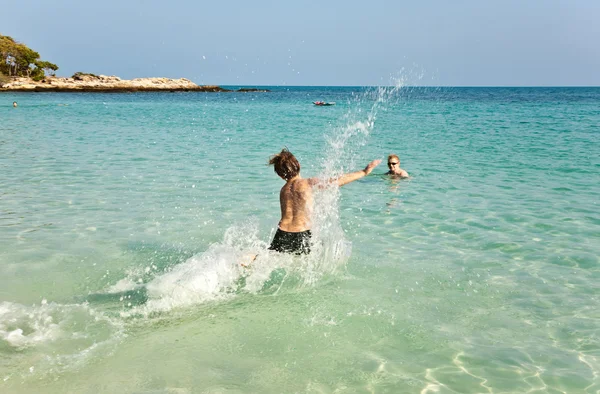 Çocuk harika ılık okyanusa eğlenir ve su sever — Stok fotoğraf