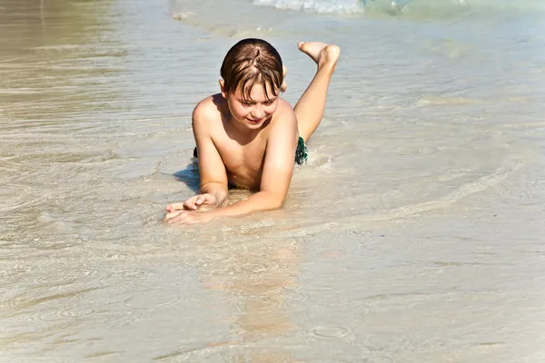 Chico se divierte en el maravilloso océano caliente y disfruta del agua —  Fotos de Stock
