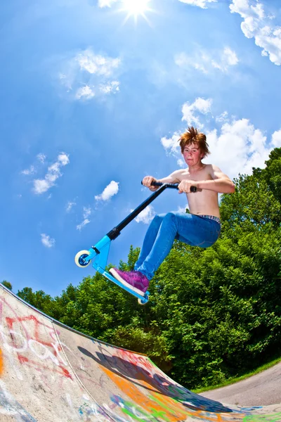 Junge fliegt mit Roller in die Luft — Stockfoto