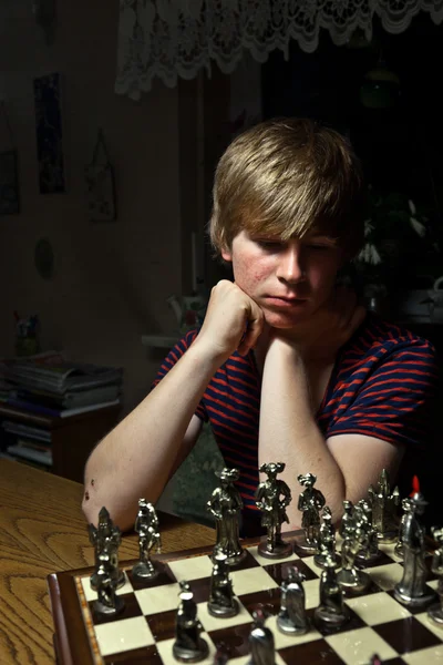 Pojke spelar schack — Stockfoto