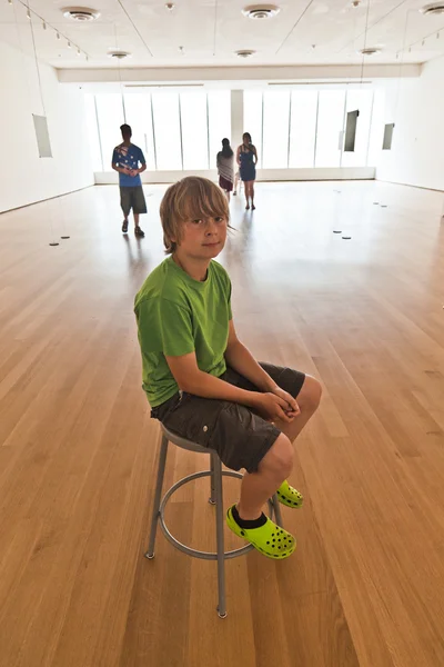 Мальчик в Музее современного — стоковое фото