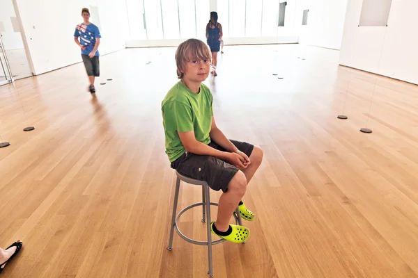 Boy inside the Museum of modern — Stock Photo, Image