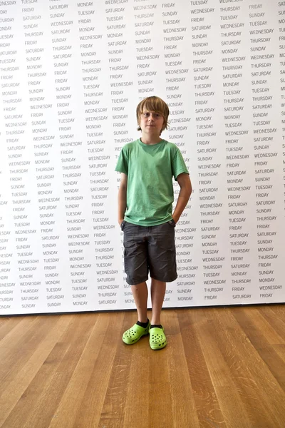 Pojke inne i museet för modern — Stockfoto