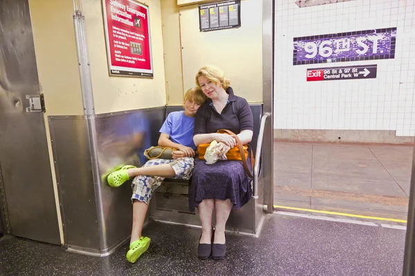 지하철에 앉아 어머니와 아이 — 스톡 사진