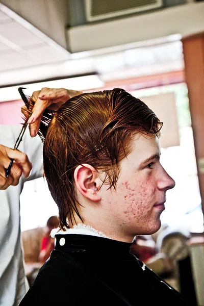 Молоді хлопчики в перукарні — стокове фото