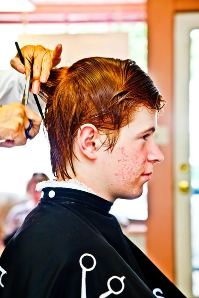 Les jeunes garçons chez le coiffeur — Photo