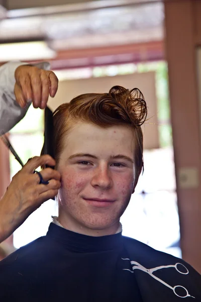 Chicos jóvenes en la peluquería — Foto de Stock