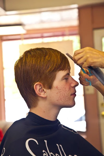 Les jeunes garçons chez le coiffeur — Photo